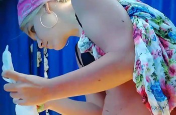 Девушка меняет прокладку в пляжной кабинке