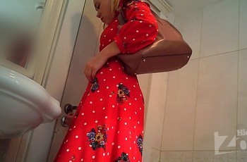 Девушка в красном платье в туалете