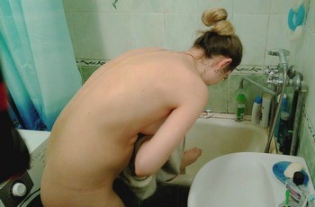 Скрытая камера голой женщины в ванной