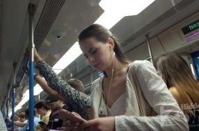 Девушку в метро снимают под платьем