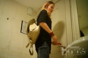 Писсинг русской студентки в туалете