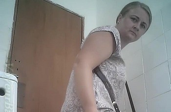 Женщина в туалете поликлиники скрытой камерой