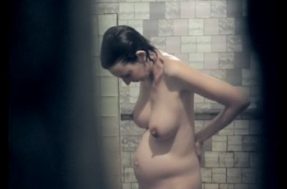 Беременная моется в общественной бане
