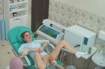 Девушка раздвигает ноги в кабинете гинеколога