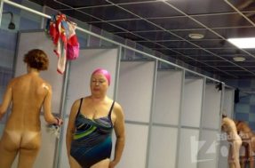 Голые женщины в душе после бассейна