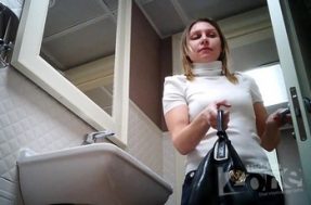 Молодая барышня в женском туалете попала на камеру