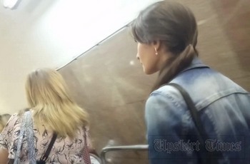 Парень поднимает юбку девушке в метро