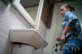 Привлекательная девушка светит в туалете сочной вагиной