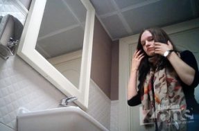 В женском туалете подсматривают за русской брюнеточкой