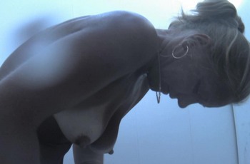Камера засняла голую женщину в пляжном душе