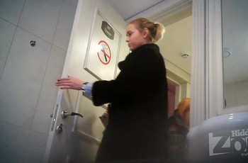 Девушка в шубе попалась на камеру когда ссала в туалете