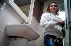 Девушка встала попой перед камерой в туалете