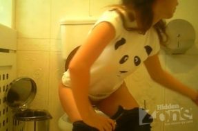 Девушка писает в туалете показывая камере сочную жопку