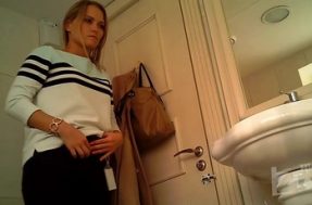 Прелестная девушка посетила туалет и была снята на камеру