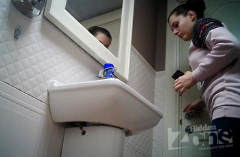 Девушка облегчилась в туалете с миниатюрной камерой