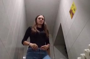 Девушки попались на камеру в женском туалете колледжа