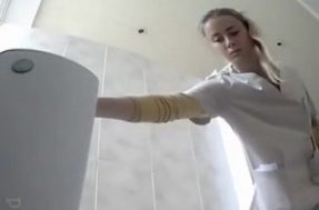 Медсестры писают в больничном туалете