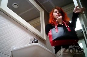 Рыжая девка с волосатым лобком посещает дамский туалет