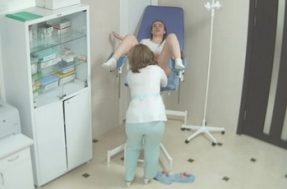 Девушка посещает гинеколога для взятия мазка