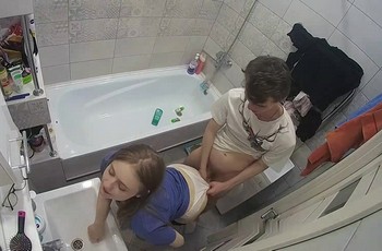 В ванной комнате скрытая камера сняла секс сестры