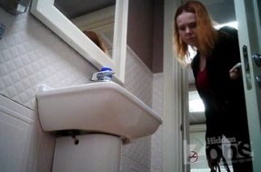 Извращенец снял на камеру поход девушки в туалет