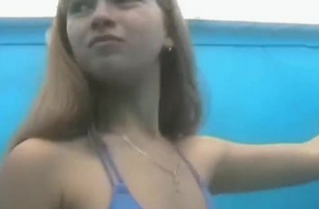 Потайная камера в пляжной кабинке снимает девушку