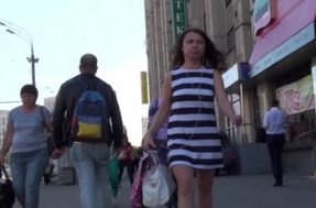 Тип подглядывает на улице под платье офисной работницы