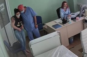 Доктор снимает трусы пациентке и проводит обследование