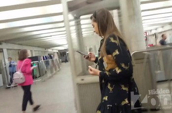 Мужчина снимает на видео трусики под платьем девушки