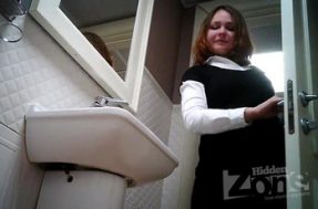 Подглядывание в туалете за русской вагиной обычной девки