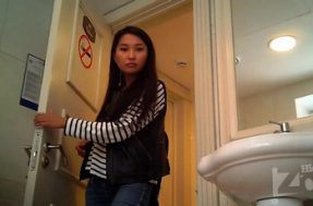 Симпатичная азиатка писает в туалете