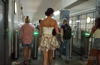 Взрослая дама без трусов под юбкой путешествует в метро