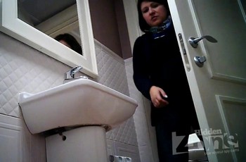Женщина с большой пиздой писает в туалете