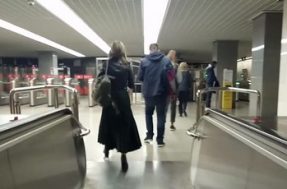 Мужик подглядывает под юбку женщине в метро