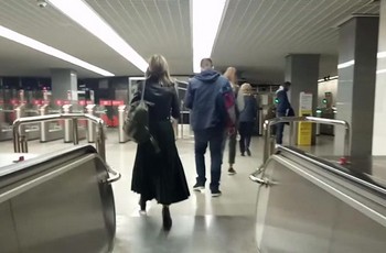 Мужик подглядывает под юбку женщине в метро