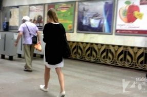 Подсмотренное видео под платьем девушки в метро