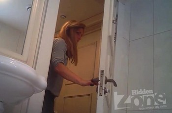 Видеозапись со скрытой камеры в женском туалете