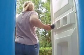 Толстая женщина какает в уличном туалете