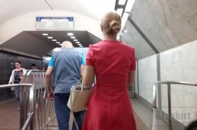 Подглядываем под платье русской женщине без трусов