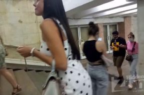 Свои трусики под платьем девушка показала незнакомцу в метро
