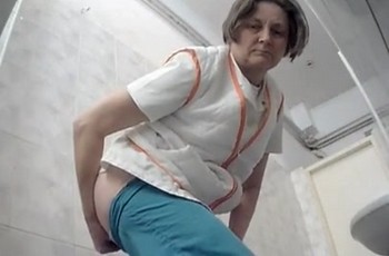 Немолодая медсестра какает в туалете больницы