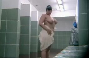 Подглядывание в женской душевой
