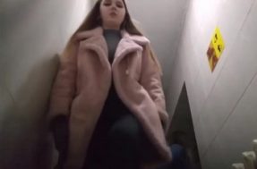 Студентки писают в женском туалете