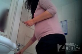 Беременная женщина в туалете писает крупным планом