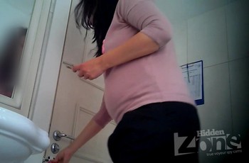 Беременная женщина в туалете писает крупным планом