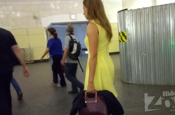 Мужик догнал красотку в метро и заглянул ей под платье