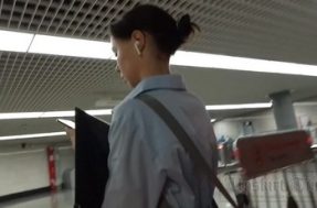 Незаметное подглядывание под платьем красивой девушки