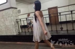 Посмотрим под платье брюнетки в кружевных трусах