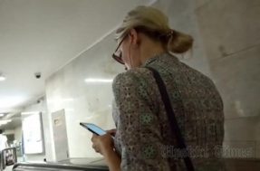 Смотрим под платье женщине на эскалаторе метро