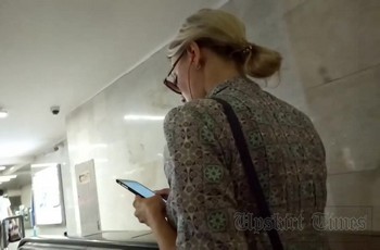 Смотрим под платье женщине на эскалаторе метро
